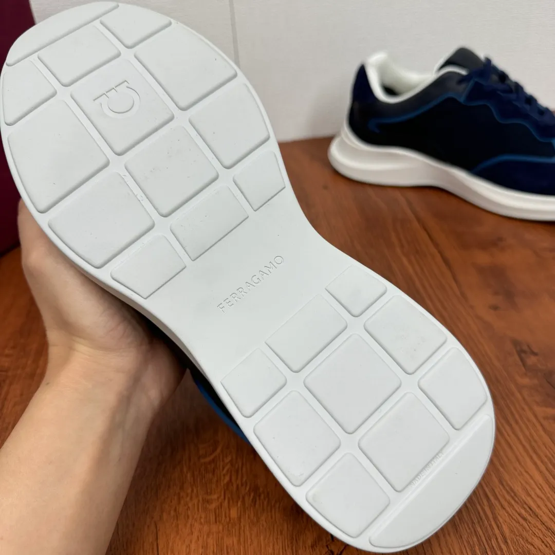 [Ferragamo] Top P: 720💰 Size: 39~44 (38 45 custom-made, non-returnable) Ferragam/Ferragamo Cancini buckle men's low-top casual shoes Spring and summer official website synchronized new thick-soled versatile sports shoes for men This urban-style casual shoe boldly combines a variety of fabrics, cleverly using high-tech mesh fabrics and smooth leather to create a unique high-end look, with side dropouts Cancini buckle, padded collar and tongue, and eye-catching lightweight rubber sole make the design even more sophisticated! The perfect blend of style and comfort. , the shoe body is outlined with exquisite lines, embellished with iconic elements, and equipped with comfortable sole technology to boost your pace. Whether you are walking on the street or exercising, you can show your extraordinary charm. .